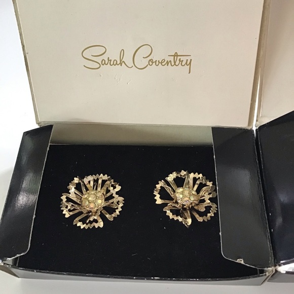 Sarah Coventry Vintage Gold Tone Brooch Pin and Clip-on Earrings Set Demi Parure - Picture 9 of 10